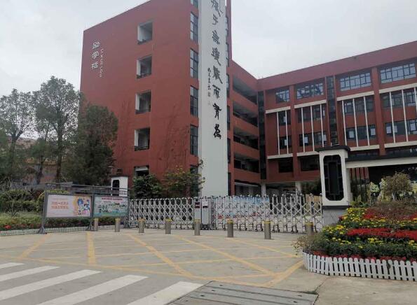 南北德信為深圳市龍華區諾德安達雙語學校提供永固630無軌伸縮門