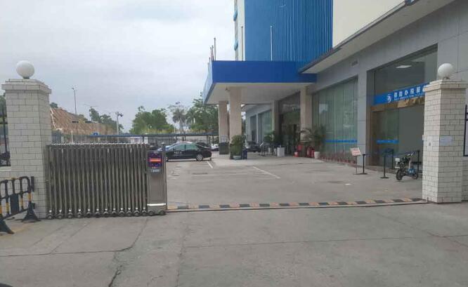 深圳市龍華區國家稅務局使用的是南北德信雄鷹無軌伸縮門