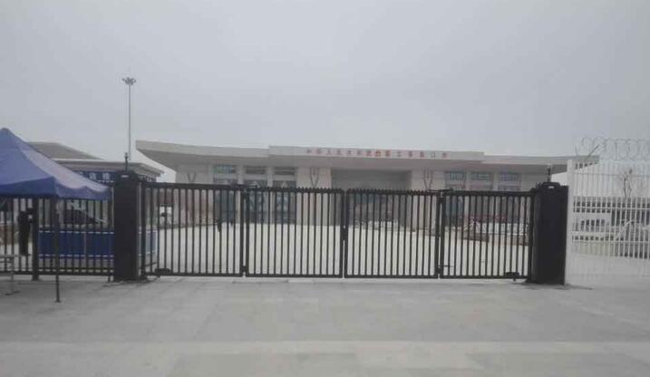 南北德信開泰-DD4A懸折門進駐新疆霍爾果期口岸
