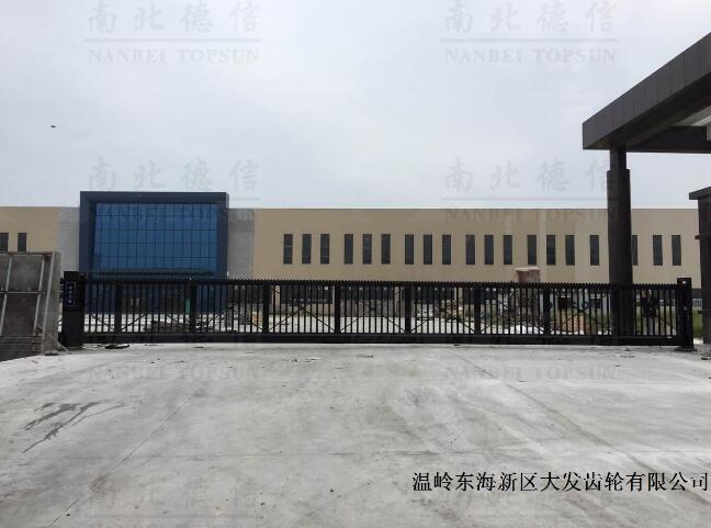 無軌懸浮門與建筑本身整體色調的搭配